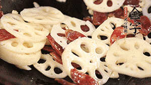 依次下香腸片、藕片翻炒均勻，加適量清水燜熟。