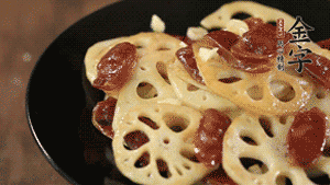 出鍋前加少許鹽調(diào)味，撒上蔥花即可。