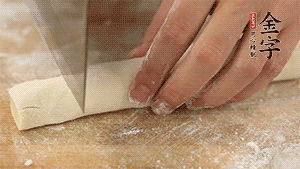 均勻切段后搓成長條狀，繞到香腸上，以紅豆點綴眼睛。