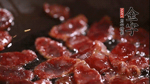 鍋中油7成熱時，香腸片翻炒均勻，然后依順序加胡蘿卜絲、小青菜、面條。