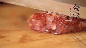 金字土香腸斜切成片。