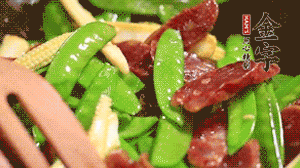 出鍋前加少許鹽調(diào)味就可以啦！