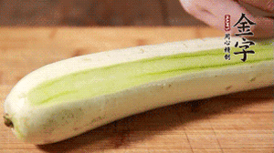 絲瓜去皮，切成1cm厚的小圈。