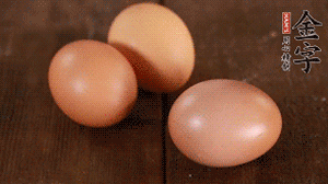 雞蛋加鹽打散1分鐘。