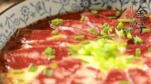 出鍋前淋上少許生抽、香油調(diào)味，撒上蔥花就可以了。