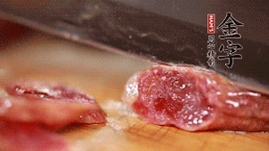 金字香腸蒸或煮至7成熟，切成片備用。