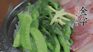 燜好的米飯開蓋，放入菜心、荷蘭豆，澆上調(diào)味汁拌勻。