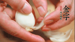 鮮百合花瓣剝成片。