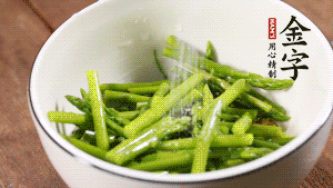 將調(diào)料放入準備好的食材中，攪拌均勻。