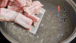 剁成塊狀的排骨洗凈，放入沸騰的鍋中，加姜片汆燙，2分鐘后撈出備用。