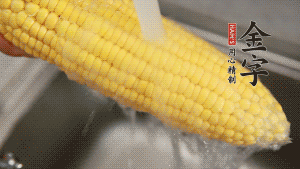 蓮藕切塊、玉米切段、荸薺削皮。