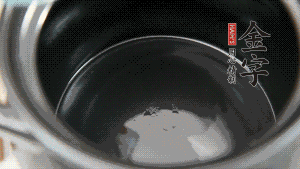 依次把排骨、玉米、蓮藕、荸薺放入砂鍋中。（根據(jù)食材的難易熟度放置，難熟的放下面，其他湯品也是一樣。）