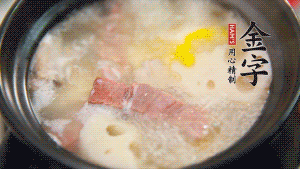 出鍋前加適量鹽調(diào)味，撒香菜點(diǎn)綴就可以啦。