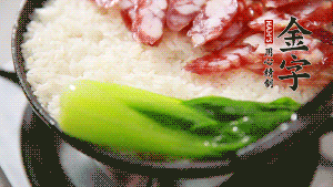 5分鐘后，在鍋邊用勺子淋一圈少少的油。打雞蛋，放青菜，把調(diào)好的醬汁倒入。（在米飯周圍用小勺沿著鍋邊淋上一圈油，是為了吃到地道的鍋巴。這個過程可以稍微轉(zhuǎn)動下鍋，使四壁受熱均勻。）