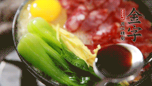 小火繼續(xù)燜，聞到米飯焦香關(guān)火繼續(xù)燜2分鐘。（微微的火力讓米飯和香腸融為一體，滋味互相滲透，又不至于讓米飯成熟太快而導(dǎo)致煳底。）