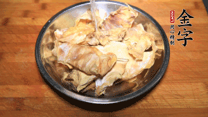 筍干冷水泡發(fā)至軟，切成小段，生姜切成片備用。