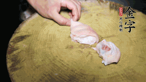 新鮮豬蹄切成塊狀，冷水入鍋，加姜片、黃酒汆燙3分鐘，出鍋后洗凈。（要先將豬蹄的蹄甲和毛處理干凈，如果有毛扎扎的感覺，非常影響口感。大火燒開后，撇去血沫，要多撇幾遍至干凈，這樣才可使湯色更鮮亮、清淡不油膩。）