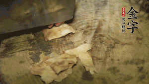 加適量溫水淹沒食材，大火燉至水沸后再小火慢燉1小時(shí)，出鍋前10分鐘加枸杞。（焯過水后的豬蹄不應(yīng)再用涼水，用溫水燉煮更容易軟爛。也可以用高壓鍋或者有煲湯功能的電飯煲，省時(shí)又便于入味。）