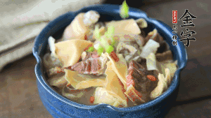 加翠綠的蔥花點(diǎn)綴一下就可以啦。