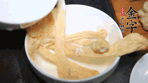 竹蓀淡鹽水泡發(fā)后，剪去菌蓋頭（封閉的一端），切成小段。生姜切片，蔥切段備用。