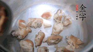 煎至兩面略金黃時，加適量熱水燉至奶白。