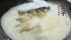 然后加竹蓀段、姜片、枸杞、火腿片，以少量鹽、黃酒調(diào)味，大火燉煮10分鐘。