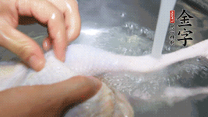 土雞處理干凈。（如果買不到土雞，一般的雞也是可以的，不過需要汆水。溫水下鍋汆燙7分鐘左右，汆燙時需要適時翻動。汆燙雞肉是為了去掉生腥味，也是一次徹底清潔的過程，可以使燉出的湯清爽而不渾濁，鮮香而無異味）