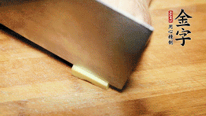 將雞、生姜片、火腿片放入砂鍋中，注入清水淹沒雞身。（燉湯最適宜冷水下鍋，隨著水溫的慢慢升高，原料會充分釋放出營養(yǎng)。）