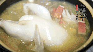 煮沸時加入蟲草花、香菇、紅棗，以料酒調(diào)味繼續(xù)小火燉煮1小時左右。