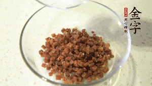 【月餅餡】2．火腿丁、白砂糖、蜂蜜攪拌腌漬2小時(shí)。