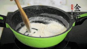 【月餅餡】3．把面粉放入干凈的炒鍋，小火加熱不斷翻炒，至呈微黃色熟透。在腌漬好的火腿丁中加熟面粉，拌勻后，加黃油拌勻揉搓成12個(gè)小球，放冰箱冷藏備用。