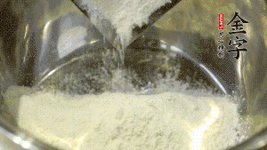 【油皮】1．將油皮材料放入料盆中，緩緩加100ml水，攪拌成雪花片狀。在案板上反復(fù)揉搓成有一定筋度的光潔面團(tuán)，搓成12個(gè)團(tuán)子。