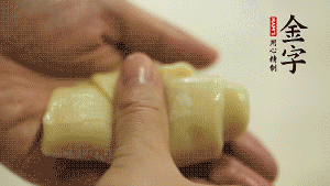 【包月餅】1．面劑兩頭向中間捏緊， 把光滑一面向下，按扁后搟成圓形面皮。餡料放在面皮中心，把餡料包緊，捏緊收口。