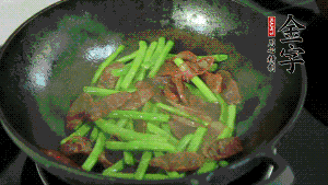 然后再加入鮮蓮子一起翻炒，至熟后加少許鹽調(diào)味就可以了。