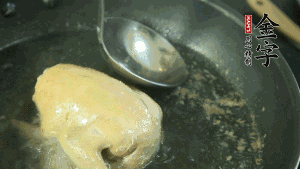 鴿子去毛和內(nèi)臟，處理干凈。大火燒開鍋中的水，放入鴿子汆燙3分鐘，撇清血沫，撈出備用。（為了保證湯色純正，肉類在煲制前要先去除殘留的血水，煲湯時一定要冷水下鍋，這樣肉里的蛋白質(zhì)才可以充分地溶解到湯里，湯的味道才會鮮美。）