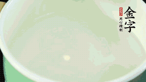 鍋中盛涼水，放入汆燙好的鴿子、火腿片、生姜片。