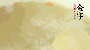 然后再放紅棗、枸杞，調(diào)和湯品味道，小火燉煮1小時。