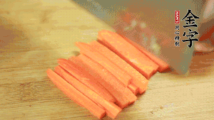 洋蔥、青椒、胡蘿卜切成粒備用。