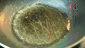 熱油起鍋，依次放入胡蘿卜粒、青椒粒、洋蔥粒煸炒均勻。