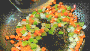 以耗油、料酒調(diào)味，加適量清水燜煮。