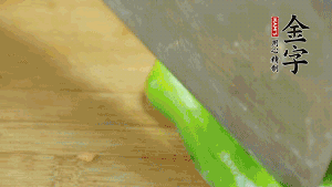 大蒜切成小段，青椒去籽滾刀切成塊。