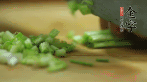 小蔥切成蔥花。