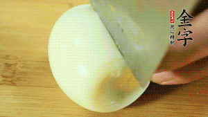 煮面條的同時把雞蛋煮好。