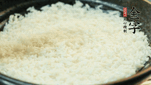 浸泡后的大米加入2湯匙生抽、1湯匙老抽調(diào)味。