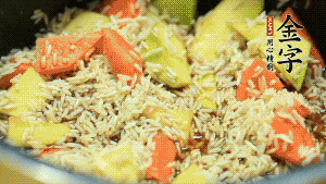 加入切好的胡蘿卜塊和南瓜塊、鹵牛肉塊攪拌均勻。放入電飯煲，按“煮飯模式”。