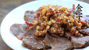 最后把醬汁淋到牛肉上即可，撒上芝麻、香菜。也可以把牛肉和醬汁攪拌均勻，讓牛肉與醬汁更加入味。