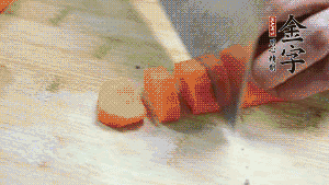 食材洗凈后，胡蘿卜切成塊，鮮香菇切成十字花刀備用。