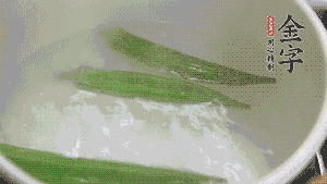 在煮面湯時，就可以做其他步驟了。比如把秋葵汆水，橫切成星星造型；雞蛋煮熟，切成兩半；黃瓜切成絲。