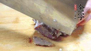 金字鹵牛肉打開包裝，把牛肉切成片狀。（眼見為實，用一整塊牛肉鹵制的鹵牛肉哦，牛肉的香氣感覺撲鼻而來有木有?。。。?>
					</div>
					<span>步驟 6/7</span>
					<p>金字鹵牛肉打開包裝，把牛肉切成片狀。（眼見為實，用一整塊牛肉鹵制的鹵牛肉哦，牛肉的香氣感覺撲鼻而來有木有！?。。?/p>
				</li><li>
					<div   id=