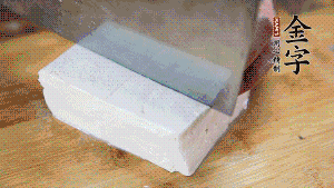 豆腐切成小塊，臘肉切成薄片，辣椒切成小圈。